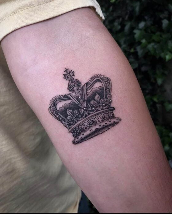 20 Glorious Crown Tattoos To Make You Feel Like Royalty Body Artifact