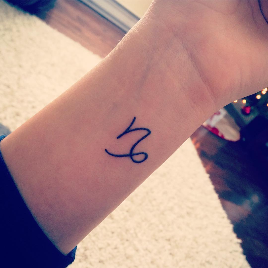 25 Cute Small Feminine Tattoos For Women 2024 Tiny Meaningful Tattoos