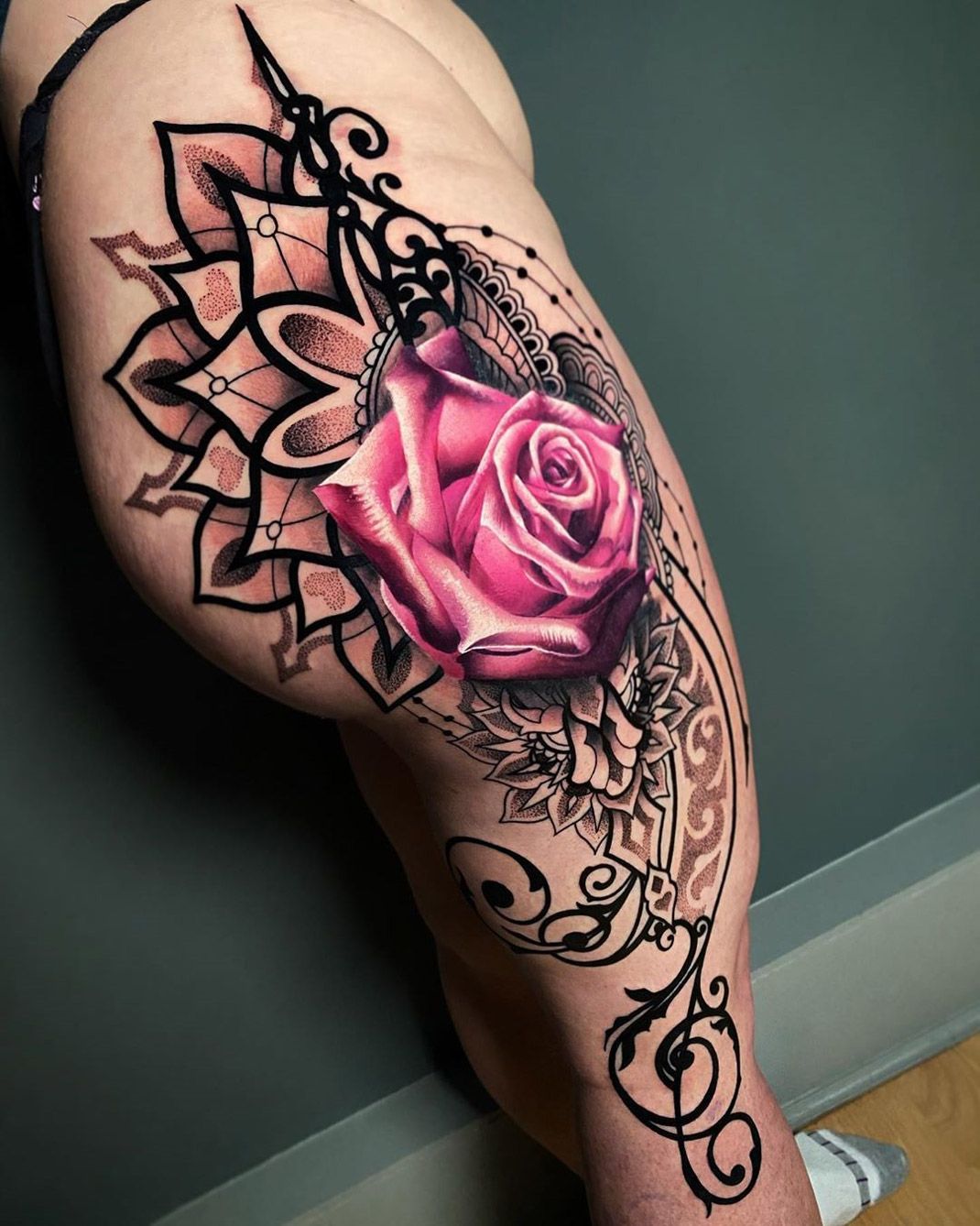 45 Stunning Rose Thigh Tattoo Designs Ideas