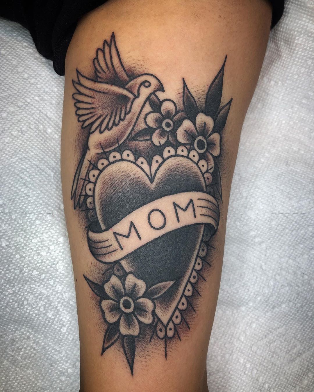 50 Tattoos In Honor Of Mom In 2020 Mom Tattoos For Guys Tribute