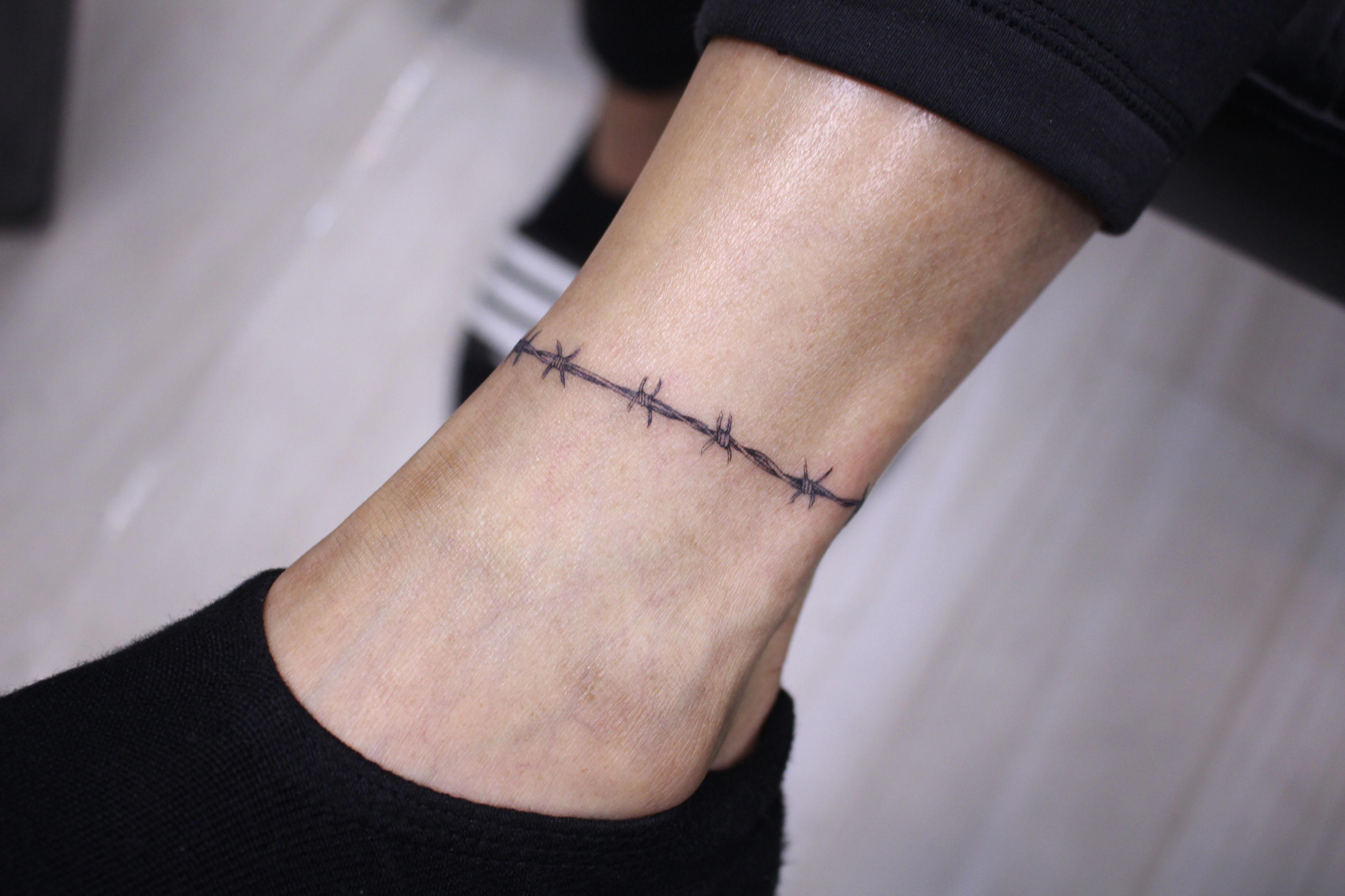 10 Ankle Bracelet Tattoo Designs for Elegance