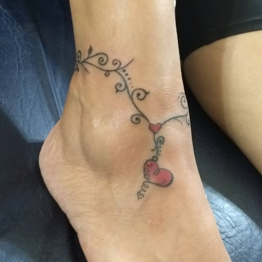 10 Chic Ankle Chain Tattoo Designs