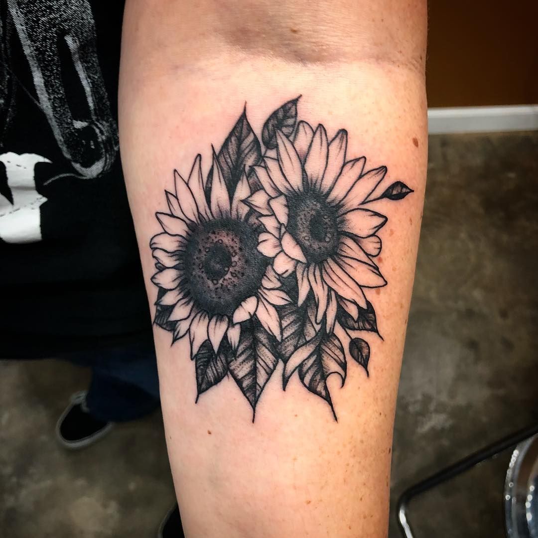 5 Stunning Black and Gray Sunflower Tattoo Ideas