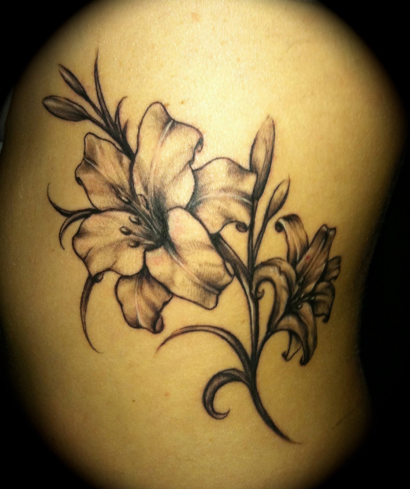 5 Stunning Black and White Flower Tattoo Ideas