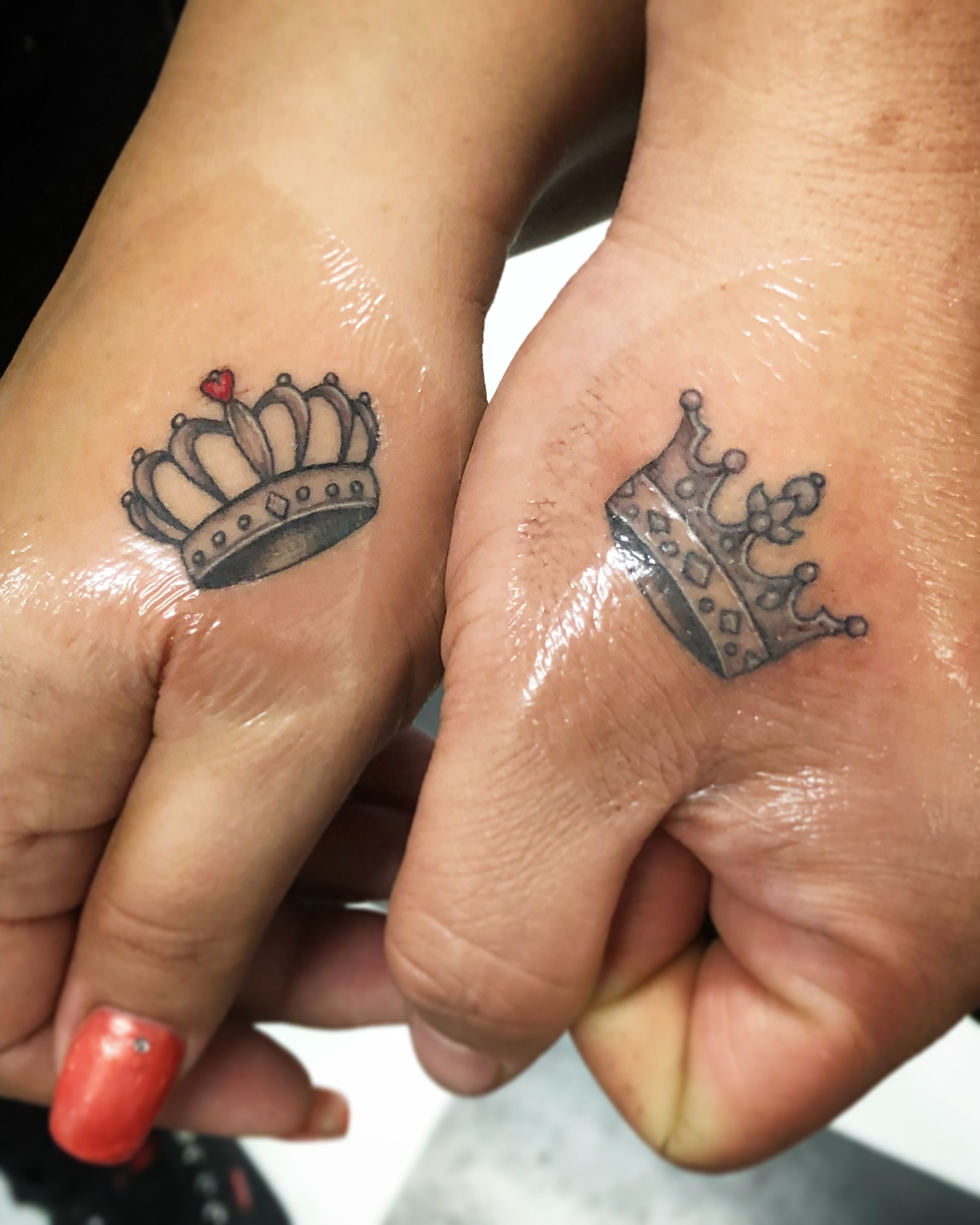 5 Regal Hand Tattoo Designs for Couples