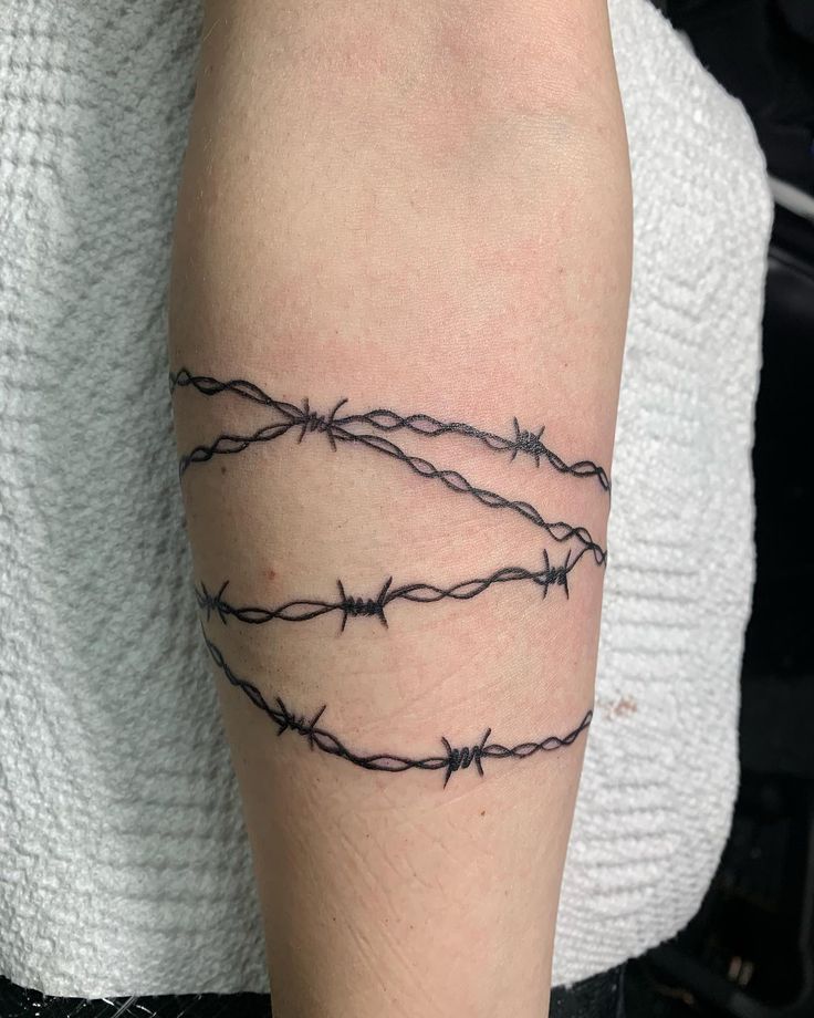 Men Bicep Amazing Barbed Wire Tattoo