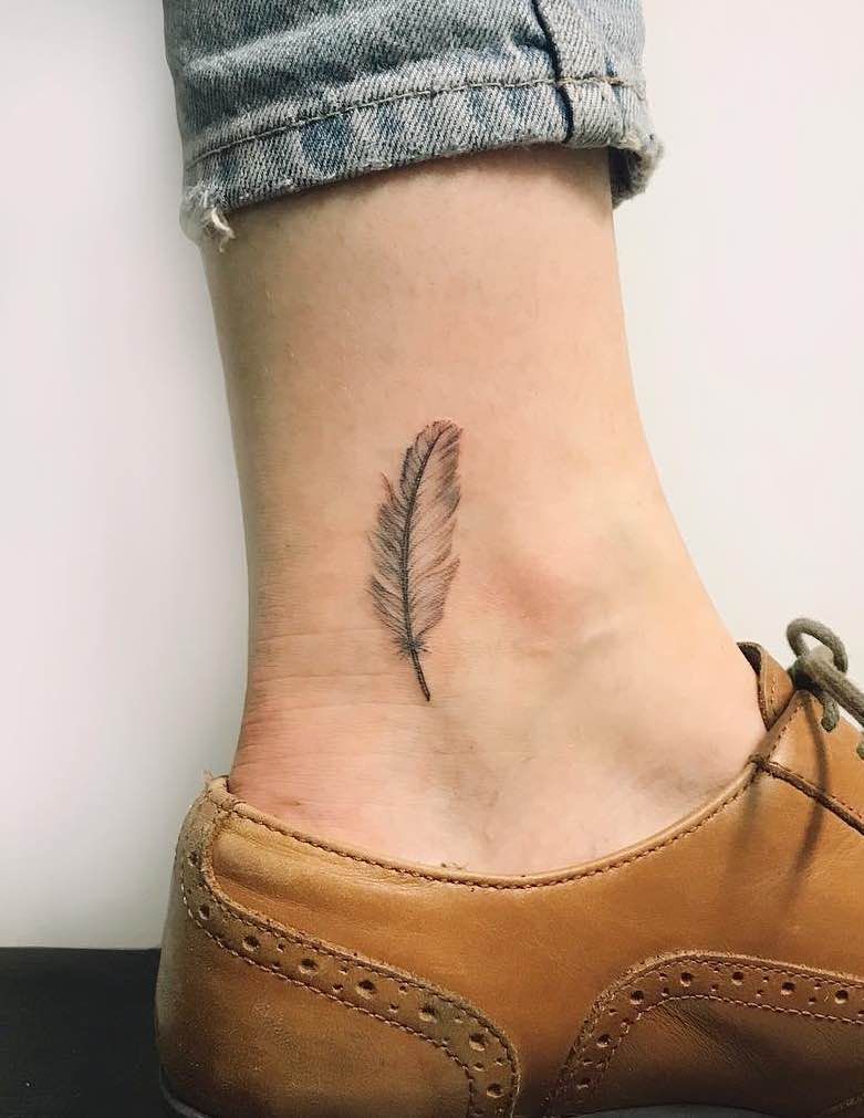 7 Stunning Mini Feather Tattoo Ideas