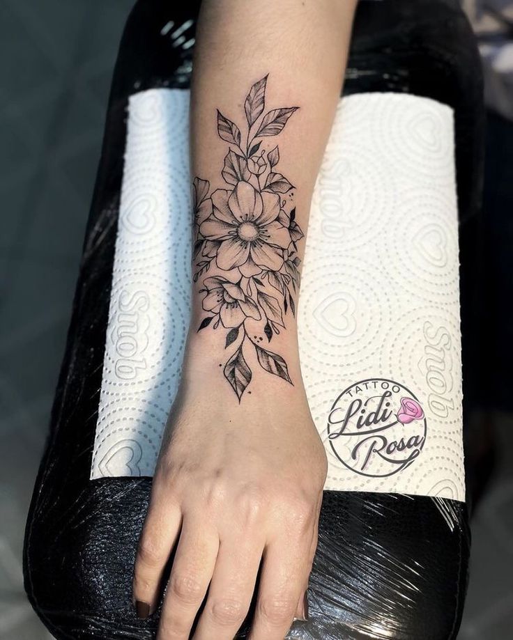 Pin De B Em Arte Tatuagem Atr S Do Bra O Tatuagem Mulher