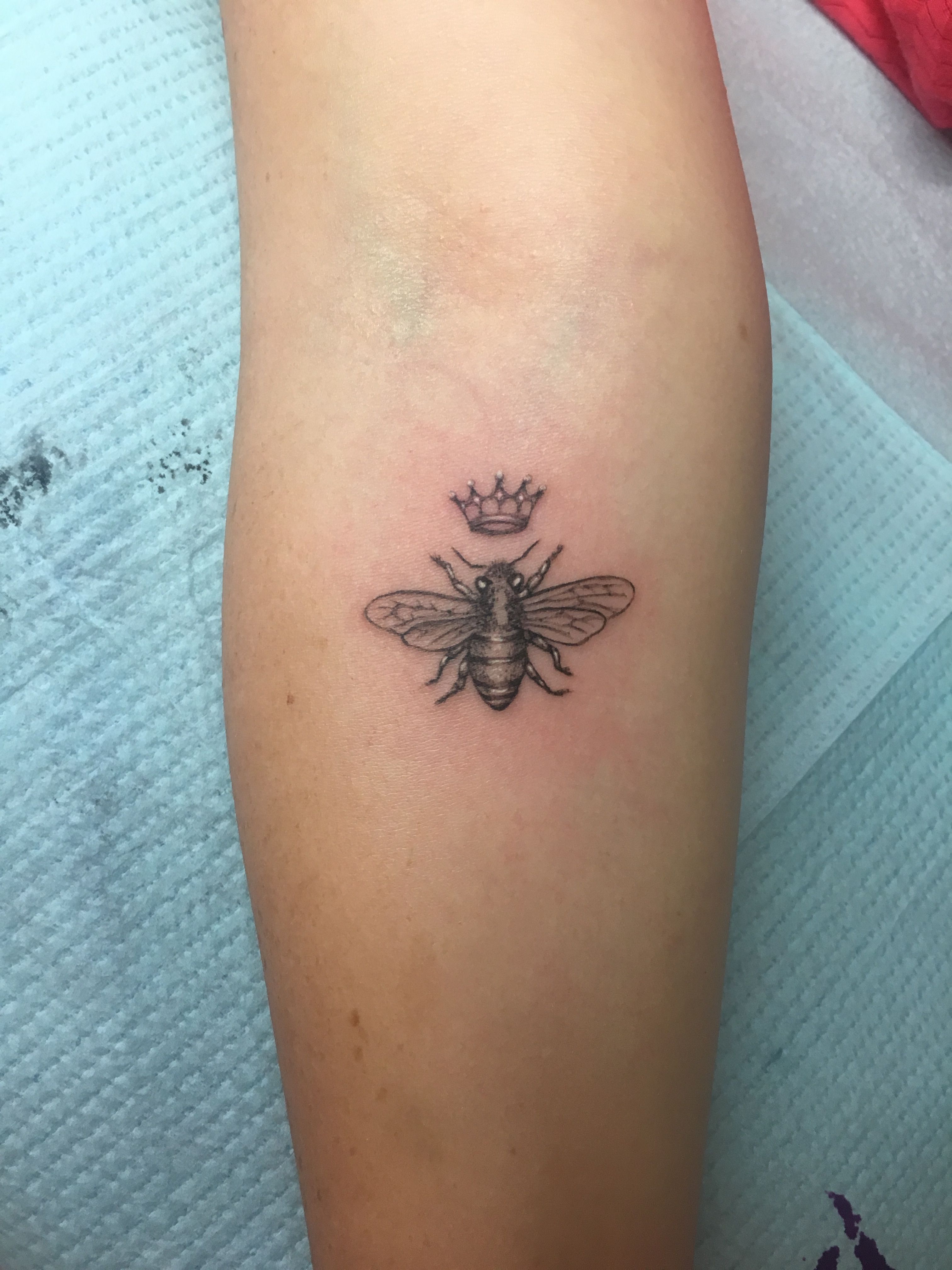 10 Stunning Queen Bee Tattoo Designs for Inspiration