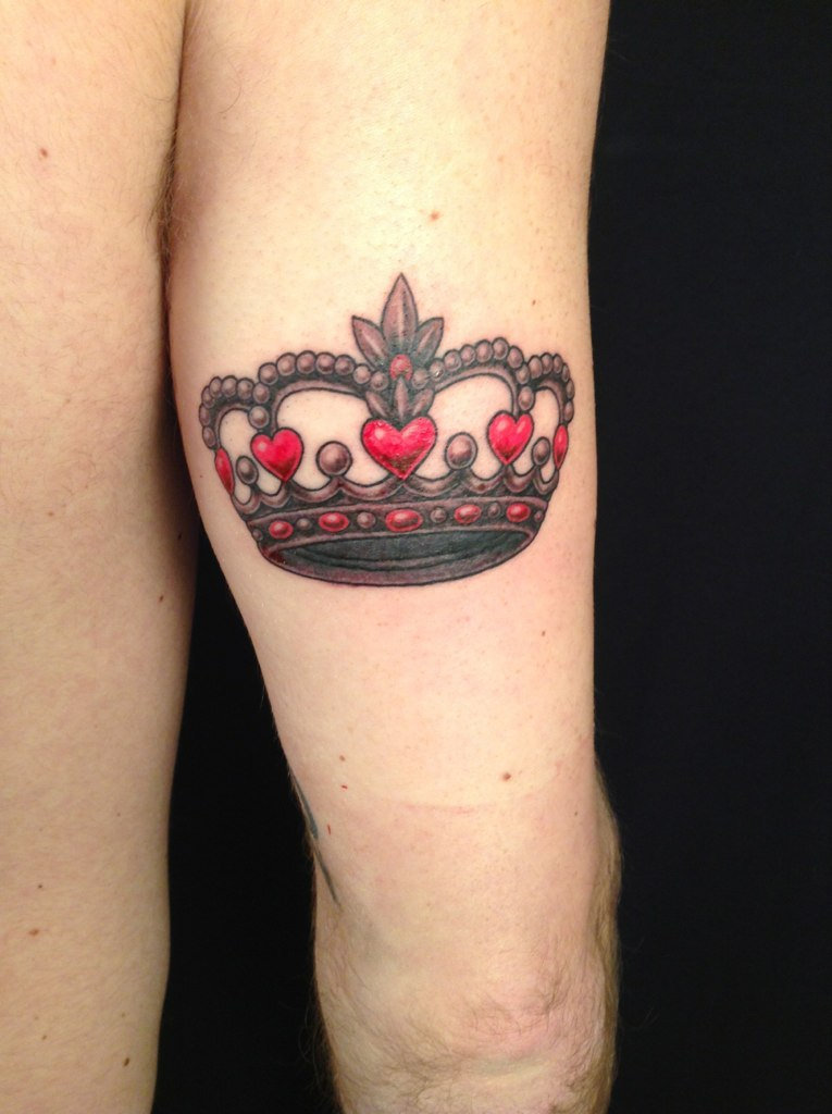 10 Stunning Queen Crown Tattoo Designs to Inspire You