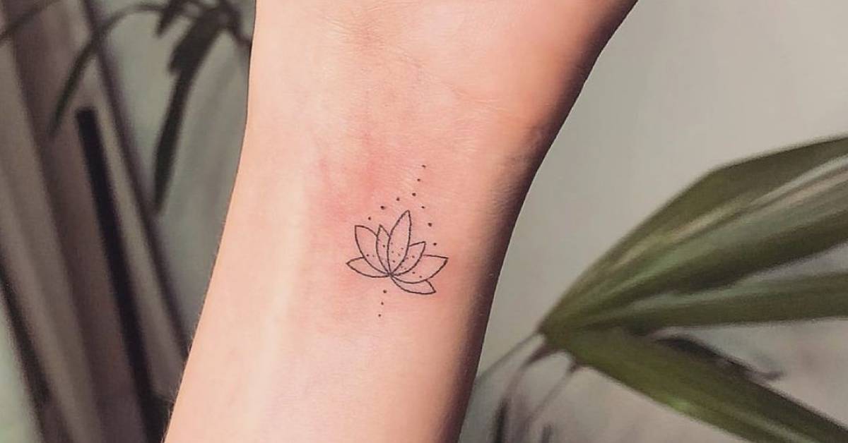 Share 76 Minimal Lotus Tattoo Super Hot In Cdgdbentre