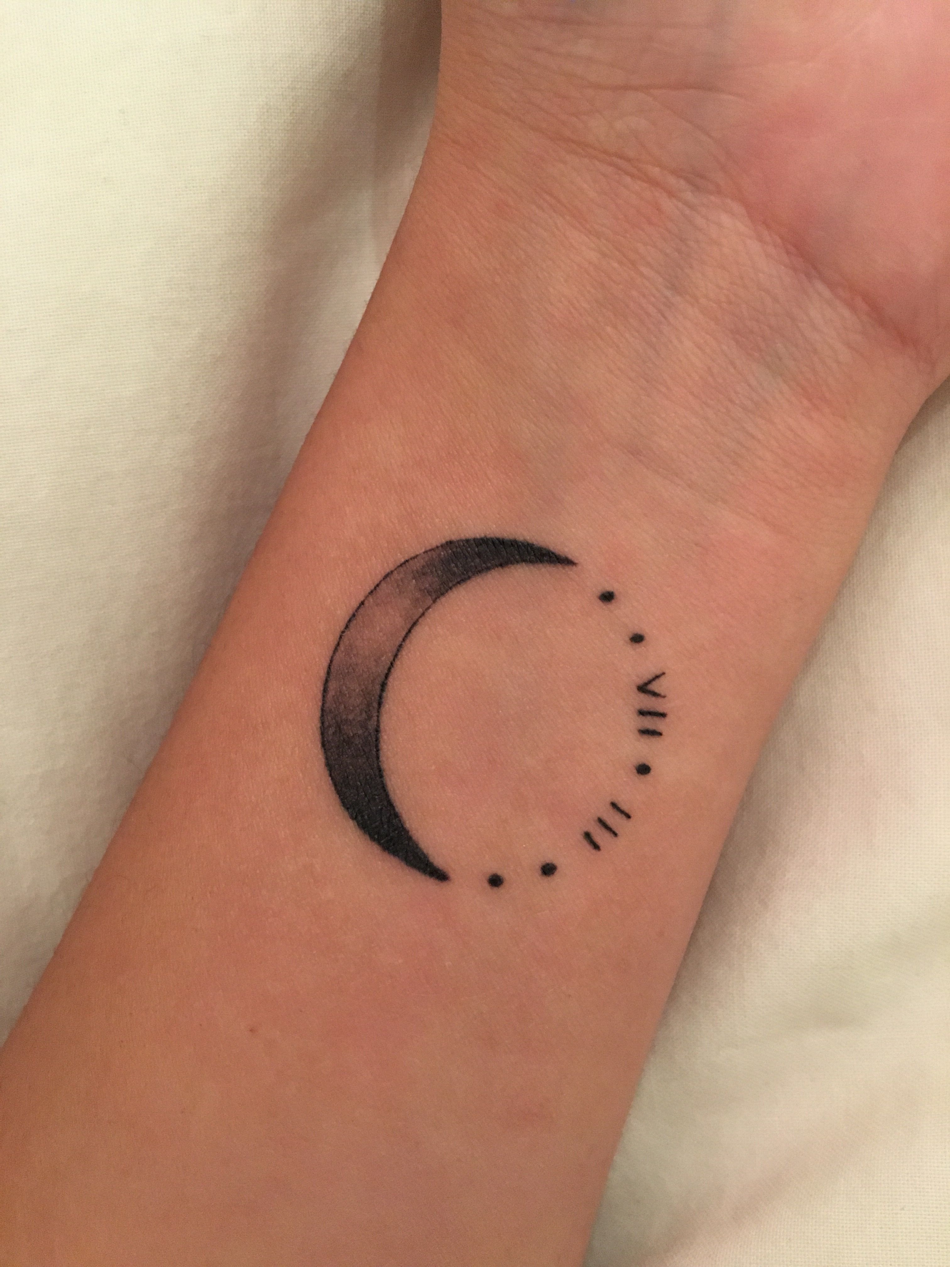 5 Stunning Crescent Moon Tattoo Ideas You'll Love