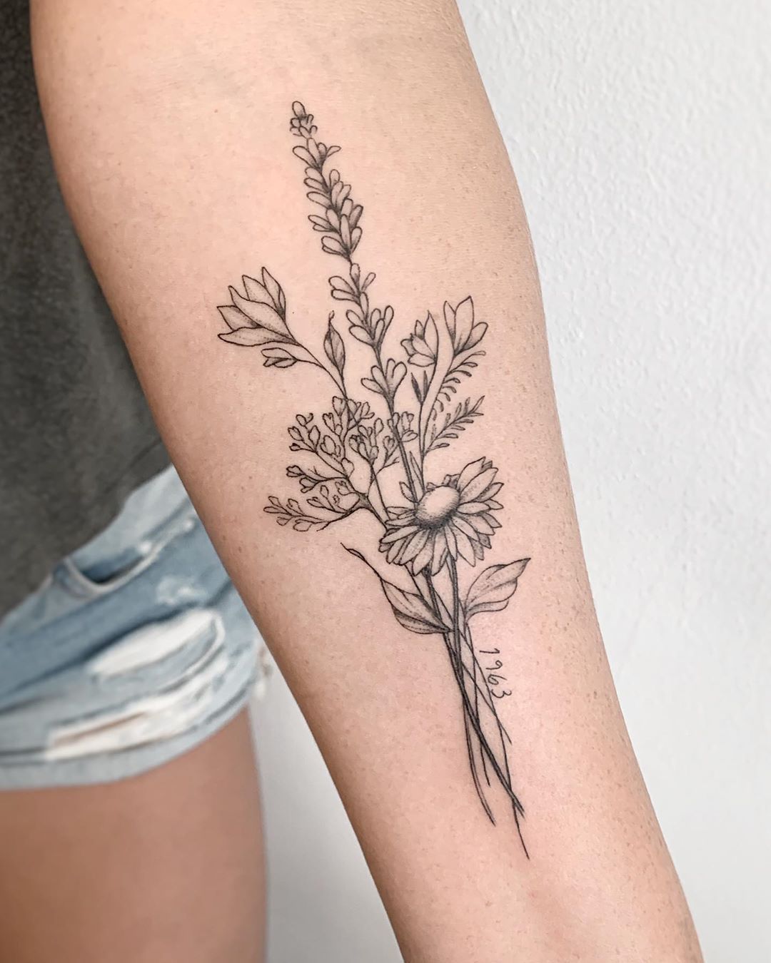 Elegant Simple Flower Bouquet Tattoo Ideas for Inspiration