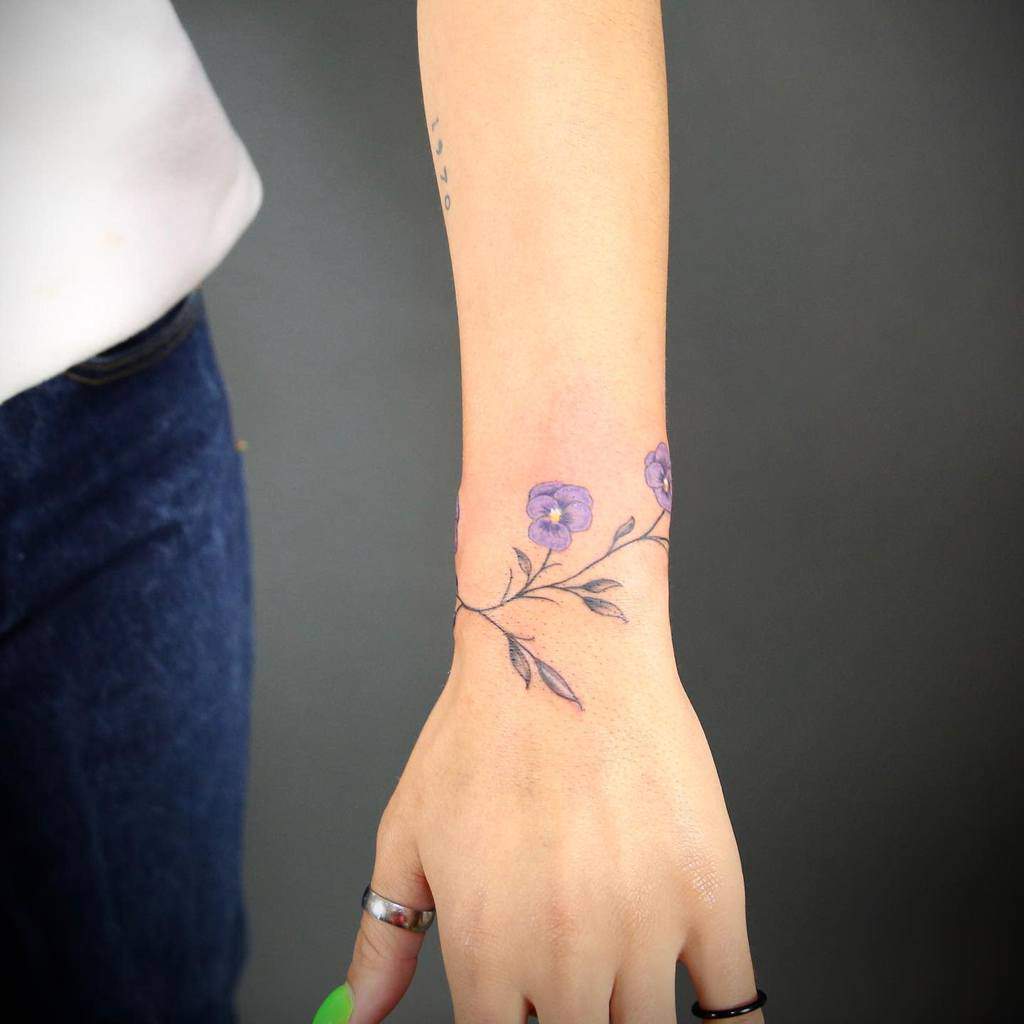 Elegant Small Wrist Flower Tattoo Ideas for Minimalists