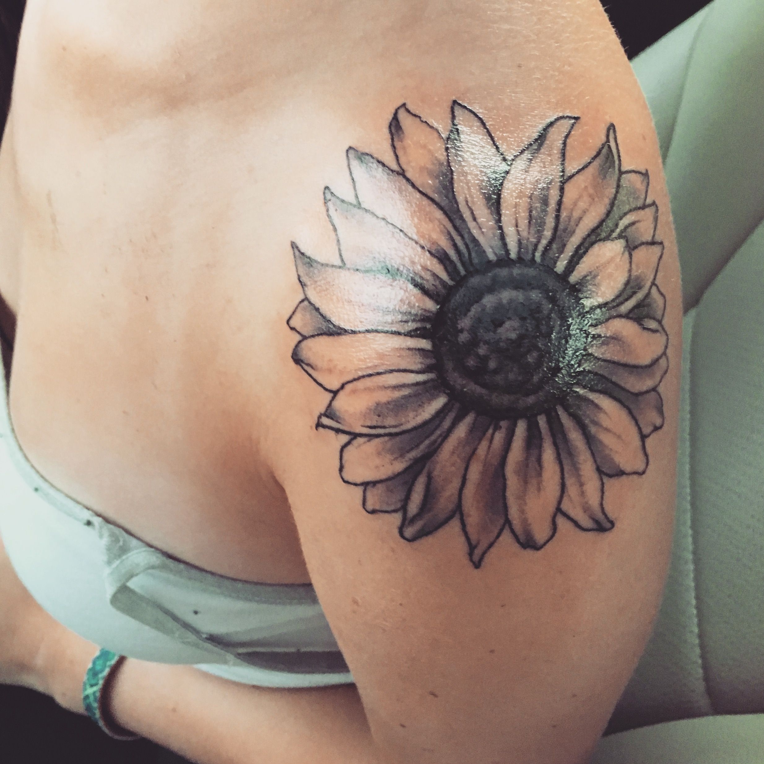 5 Stunning Sunflower Tattoo Shoulder Ideas for Summer 2023