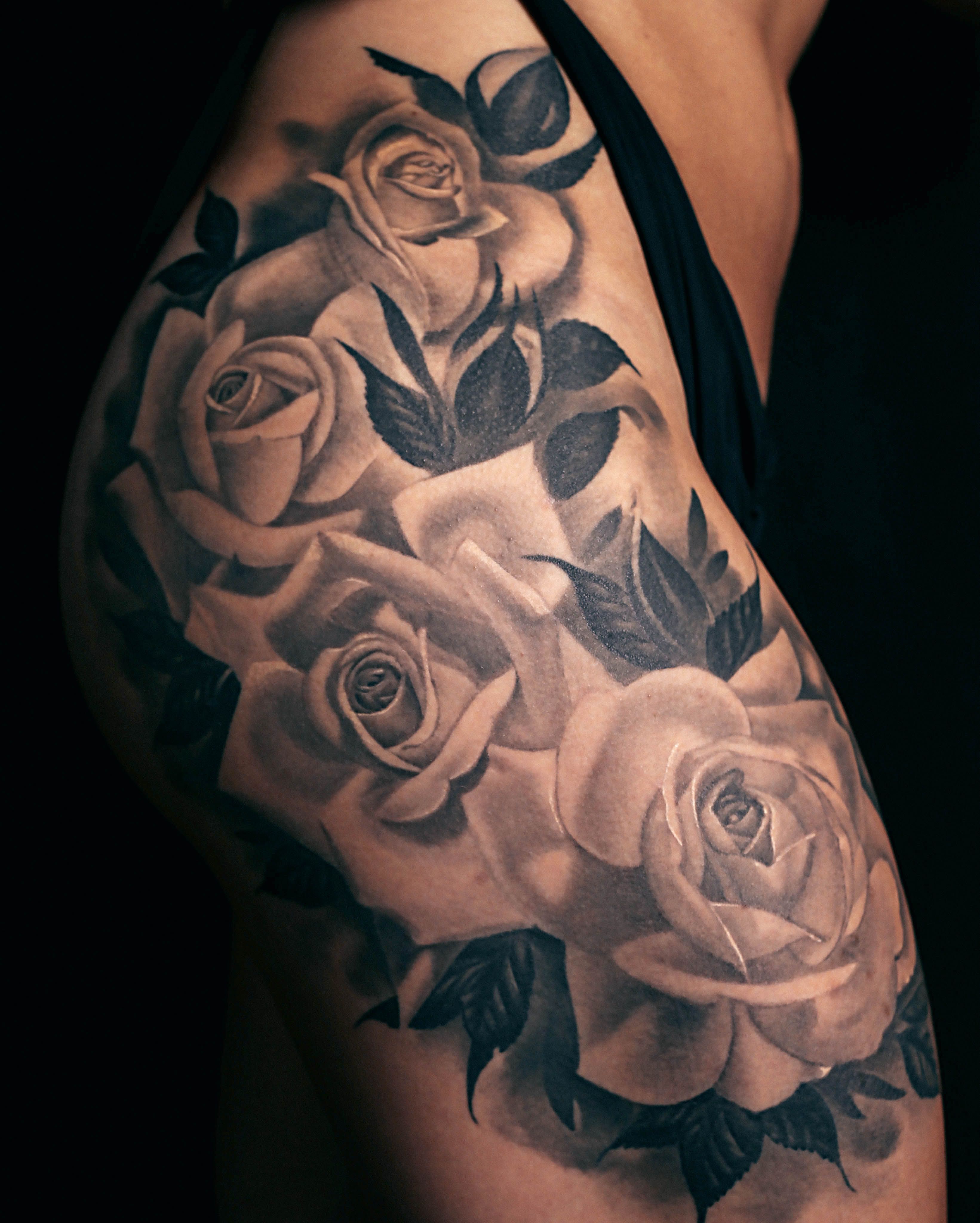 5 Stunning Thigh Tattoo Designs with Roses