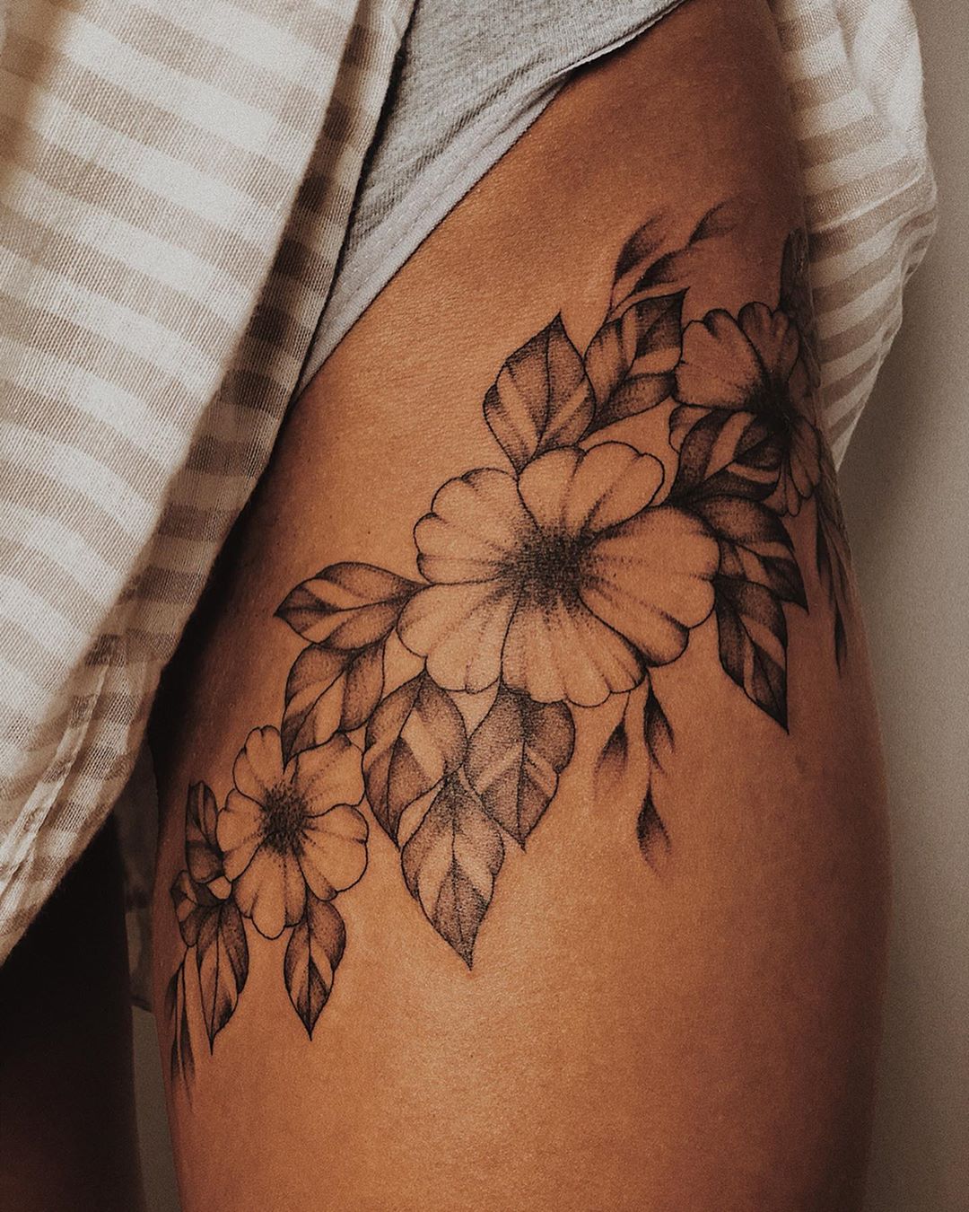 10 Stunning Thigh Tattoo Ideas With Flowers for Women