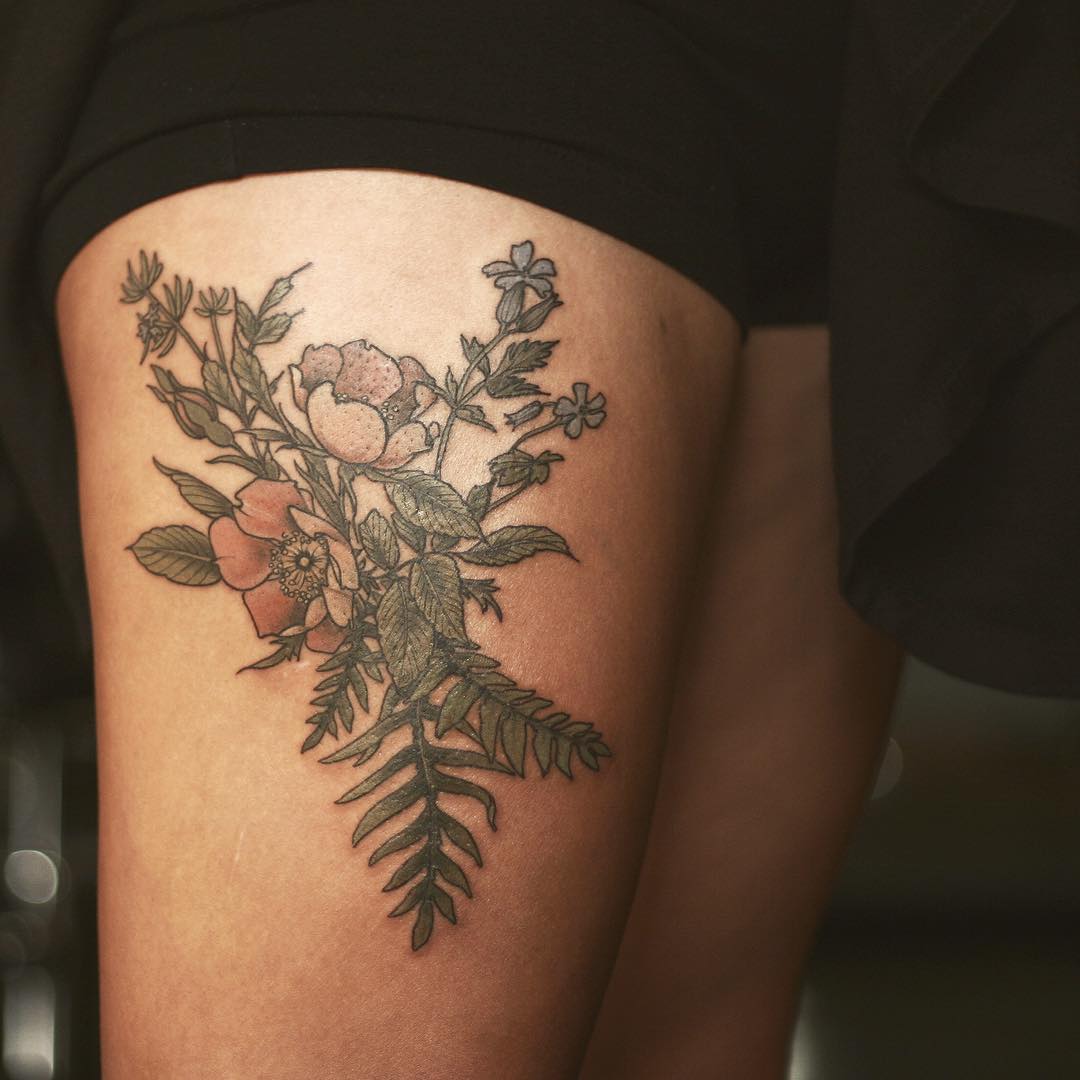 Stunning Thigh Tattoos with Beautiful Flowers