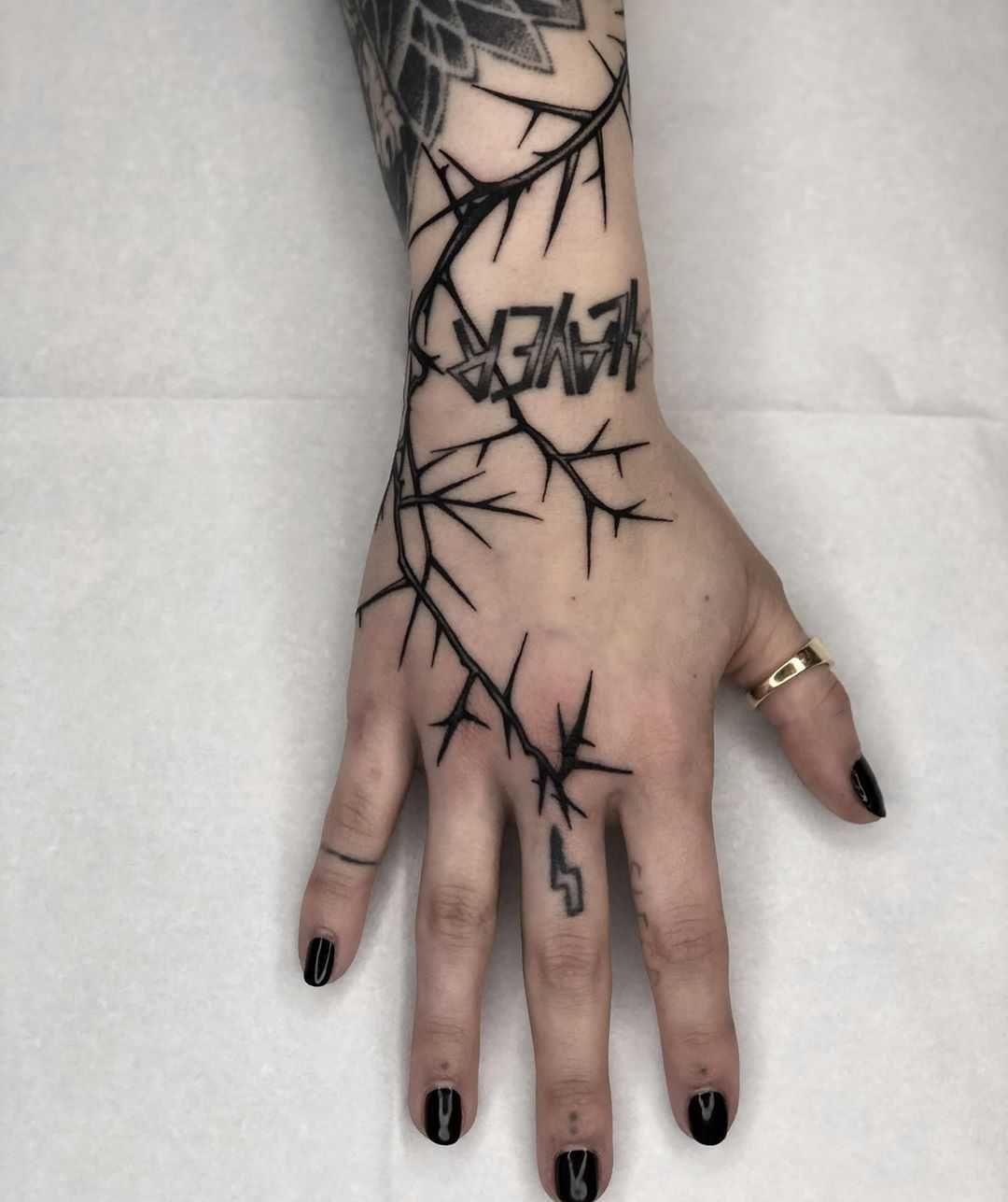 7 Stunning Vine and Thorn Tattoo Ideas Unveiled