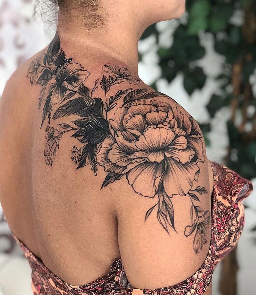 5 Stunning Women's Flower Shoulder Tattoo Ideas